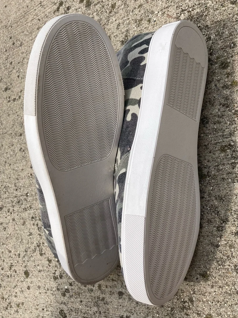 Steve Madden Women’s Green Camo Slip-On Zip-Up Sneakers Sz 11